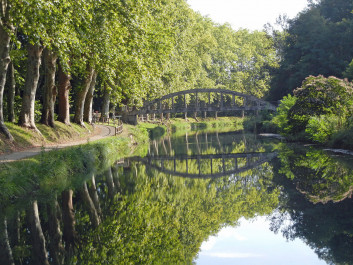1200px-Castets-en-Dorthe,_canal_latéral_à_la_Garonne,_pont_de_Mazérac,_1er_pont_au_départ_de_Castets-en-Dorthe.jpg